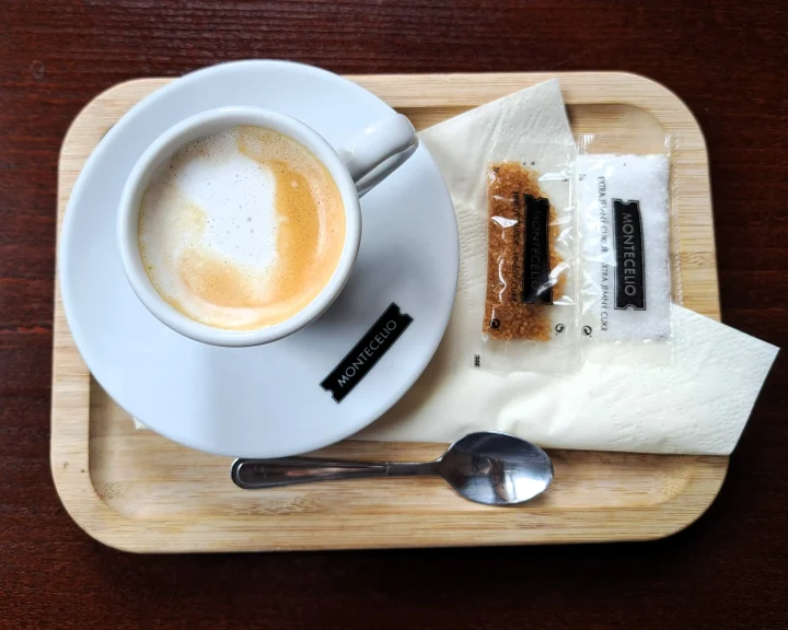 Cappuccino pripravené z kávy Montecelio s cukrom Montecelio na podnose v reštaurácii Charm.