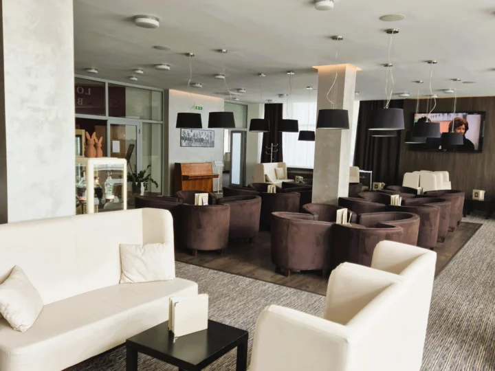 Interiér lobby hotela Hviezda v Dudinciach s podávaním profesionálnej kávy Montecelio Samba