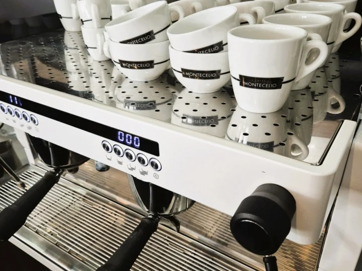 Profesionálna káva Montecelio Samba pripravená na kávovare v hoteli